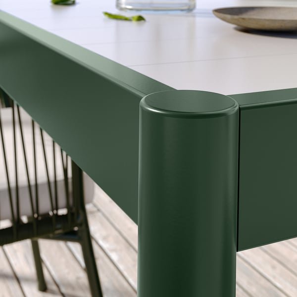 Zelený kovový venkovní stůl; Elegantní, hranatý design s válcovou opěrkou nohou.