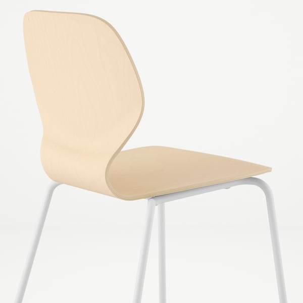 Lehká dřevěná židle s elegantním designem, zakřiveným opěradlem a bílými kovovými nohami, které zdůrazňují pohodlí a kvalitu.