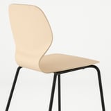 Moderní dřevěná židle s elegantním designem, světlým sedákem a černými kovovými nohami. Stylový a pohodlný kus nábytku.