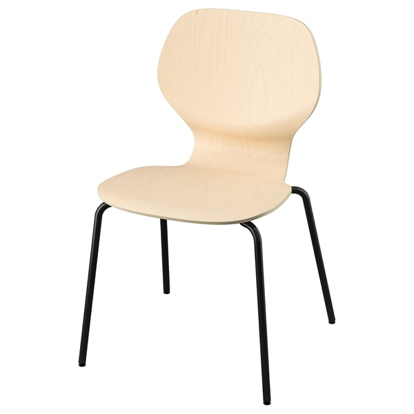 Židle SIGTRYGG, světlé dřevo, černé nohy, ergonomicky tvarovaná, stohovatelná.