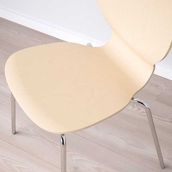 Moderní židle s elegantním, zakřiveným designem. Pohodlný sedák vyrobený z lepené dřevěné dýhy. Pochromované kovové nohy, vhodné pro stohování.