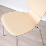 Moderní židle s elegantním, zakřiveným designem. Pohodlný sedák vyrobený z lepené dřevěné dýhy. Pochromované kovové nohy, vhodné pro stohování.