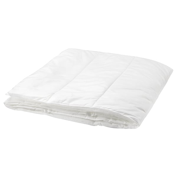 Bílá přikrývka SILVERTOPP, tenká a lehká, výplň z plně recyklovaného polyesteru, čistý, minimalistický design.