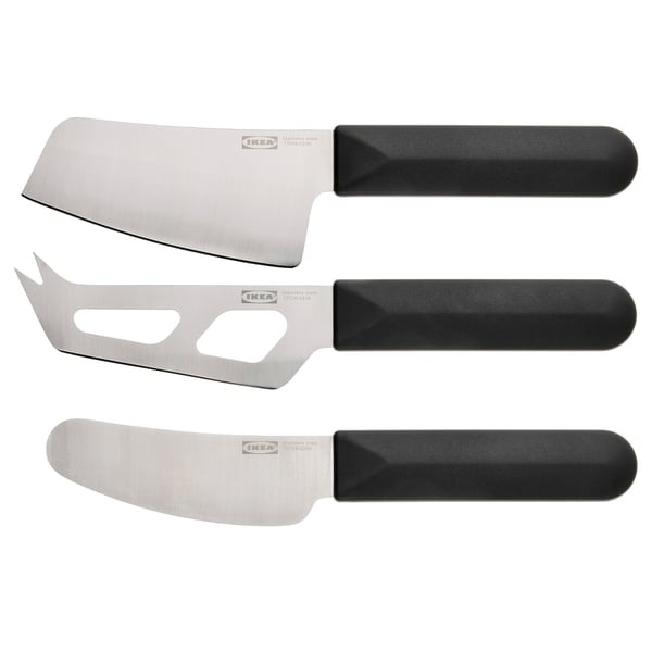 Tři elegantní nože na sýr ikea SKÄRLÅNGA s černými rukojeťmi a čepelemi z nerezové oceli, určené pro různé sýry.