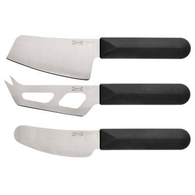Tři elegantní nože na sýr ikea SKÄRLÅNGA s černými rukojeťmi a čepelemi z nerezové oceli, určené pro různé sýry.
