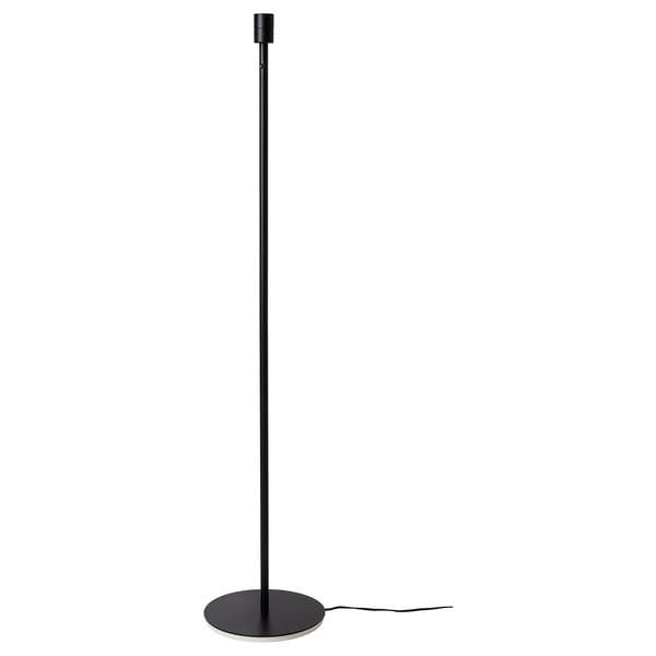 SKAFTET Černá stojací lampa s kulatou základnou a válcovou trubicí, práškově lakovaná ocel a plast.