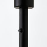 Černá moderní základna lampy s elegantním designem a nastavitelným tlačítkem.