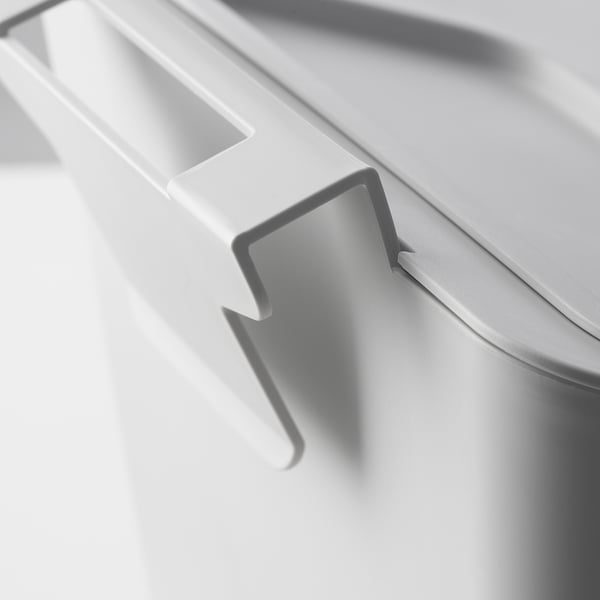 Detailní záběr elegantního stříbrného háčku na odpadkové koše, který ukazuje jeho robustní a minimalistický design.
