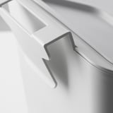 Detailní záběr elegantního stříbrného háčku na odpadkové koše, který ukazuje jeho robustní a minimalistický design.