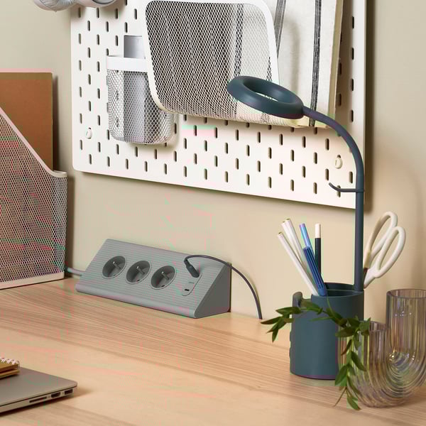 Moderní stolní sestava s prodlužovacím kabelem SKOTAT, více zásuvkami a usb a modrou lampou s husím krkem.