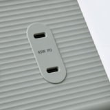 Detail bílého, minimalistického prodlužovacího kabelu s 45w pd štítkem. Texturované pro uchopení, ekologický design.