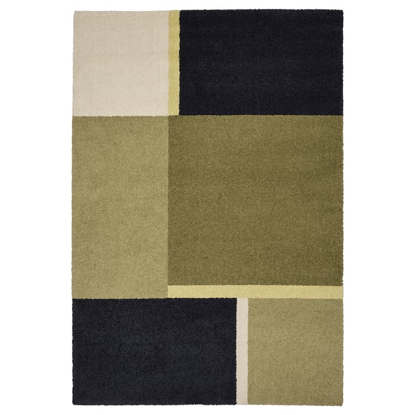 Koberec SKRIFTSPRÅK: geometrický design, zemité tóny, recyklovaný polyester, měkké, obdélníkové tvary.