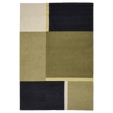 Koberec SKRIFTSPRÅK: geometrický design, zemité tóny, recyklovaný polyester, měkké, obdélníkové tvary.