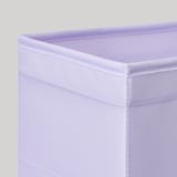 Detailní záběr na robustní, fialovou látkovou úložnou krabici s úhledným prošíváním a kvalitním zipem.