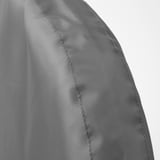 Detailní záběr odolného, šedého textilního chrániče oděvu, který ukazuje úhledné prošívání a kvalitní materiál.