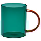 Barevný skleněný hrnek, modrozelené tělo, oranžové ucho, válcovitý tvar, pohodlný úchop.