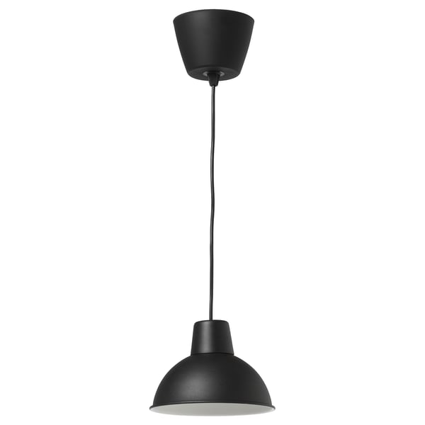 Černá závěsná lampa SKURUP s kovovým stínidlem a plastovým stropním pohárem.