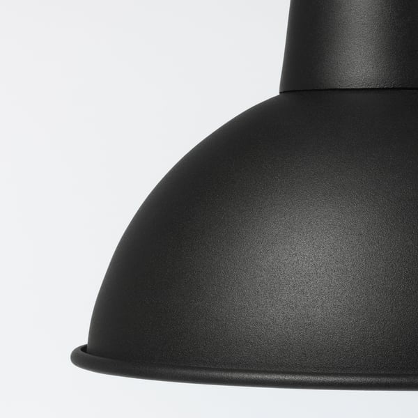 Detail černé lampy SKURUP, elegantní a moderní, vyrobené z robustní oceli a vysoce kvalitního laku.