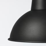 Detail černé lampy SKURUP, elegantní a moderní, vyrobené z robustní oceli a vysoce kvalitního laku.
