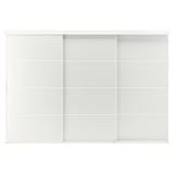 Bílý úložný díl SKYTTA s více přihrádkami. Jsou vybaveny posuvnými dveřmi a minimalistickým designem.