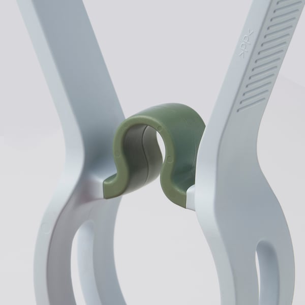 Dva odolné kolíčky na prádlo s bílými uchy a zelenou pružinou. Vysoce kvalitní plast odolný vůči UV záření pro venkovní použití.