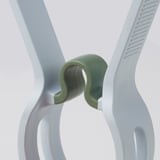 Dva odolné kolíčky na prádlo s bílými uchy a zelenou pružinou. Vysoce kvalitní plast odolný vůči UV záření pro venkovní použití.