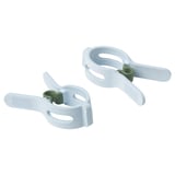 Dvě světle modré spony na prádlo se zelenými pružinami, nakloněné doleva a doprava, ideální pro těžké prádlo.