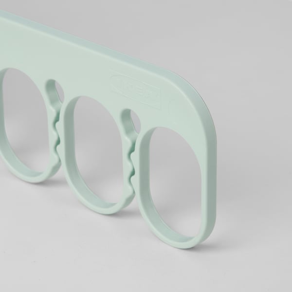 Světle zelené plastové ramínko se 4 poutky, určené pro malé oděvy, na bílém pozadí.