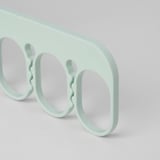 Světle zelené plastové ramínko se 4 poutky, určené pro malé oděvy, na bílém pozadí.