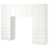 Bílá úložná sada SMÅSTAD se skříňkami a zásuvkami s moderním, minimalistickým designem.