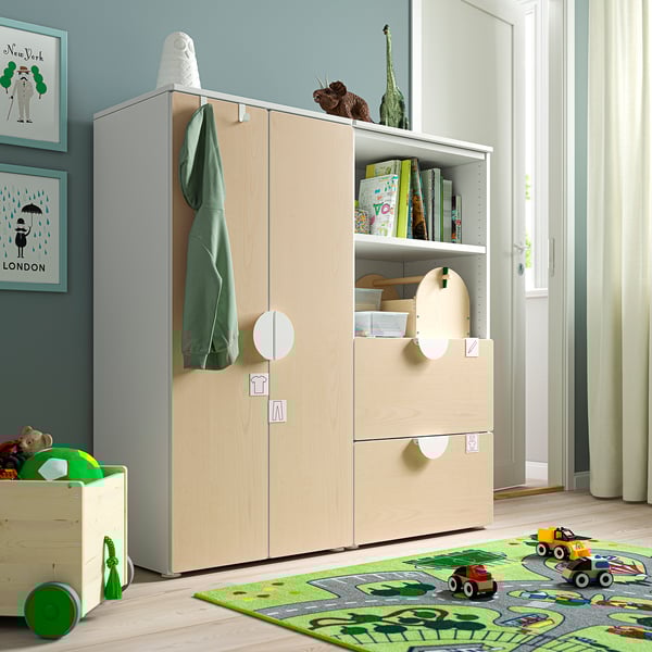 Dětský pokoj se šatní skříní SMÅSTAD. Světlé dřevo, zelená stěna, hračky, knihy. Moderní, funkční design.
