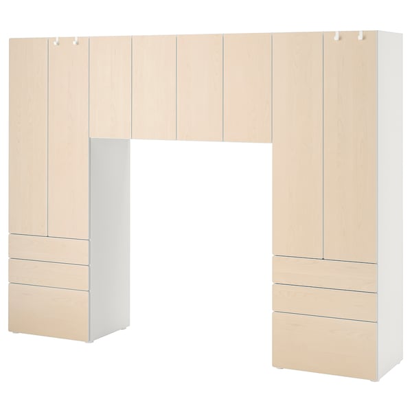Šatní skříň: světlé dřevo, vysoká, obdélníková se zásuvkami, minimalistický design.