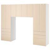 Šatní skříň: světlé dřevo, vysoká, obdélníková se zásuvkami, minimalistický design.