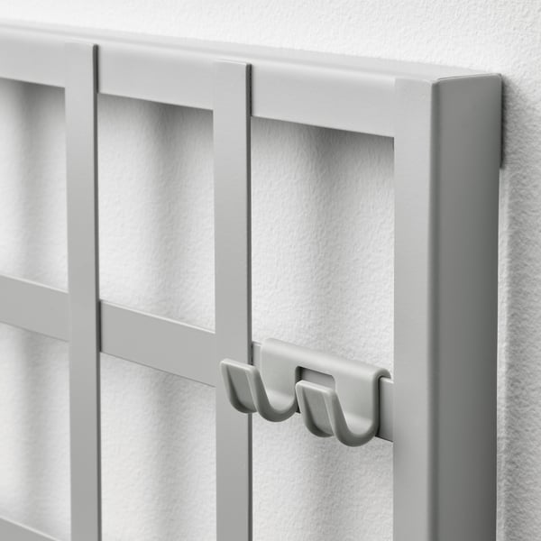 Moderní bílý organizér s robustními háčky, určený k montáži na stěnu. Má elegantní hrany a vysoce kvalitní povrchovou úpravu, která nabízí praktické skladování.