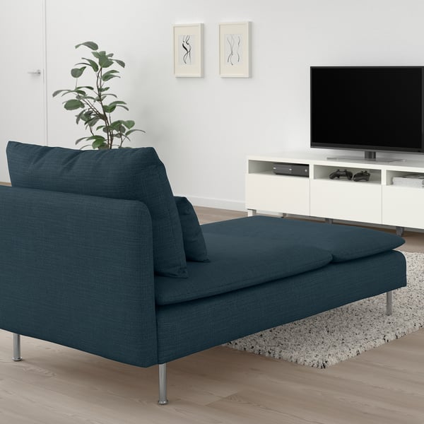 Moderní obývací pokoj s modrou lenoškou SÖDERHAMN, TV stolkem, TV s plochou obrazovkou.