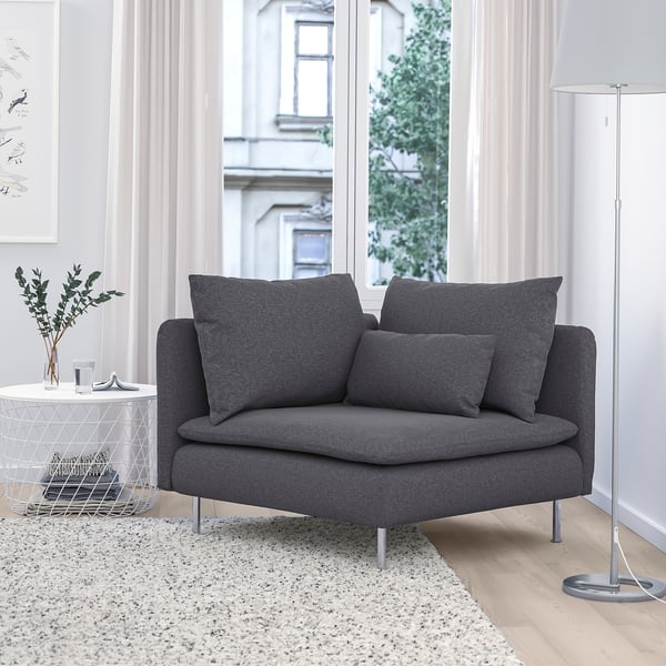 Moderní obývací pokoj s šedou sedačkou SÖDERHAMN, elegantní stojací lampou a výhledem z okna. Kompaktní, útulný a stylový.