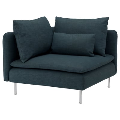 Křeslo SÖDERHAMN v modrozelené barvě s hlubokými sedáky, měkkými polštáři a moderním designem s elegantními kovovými nohami.