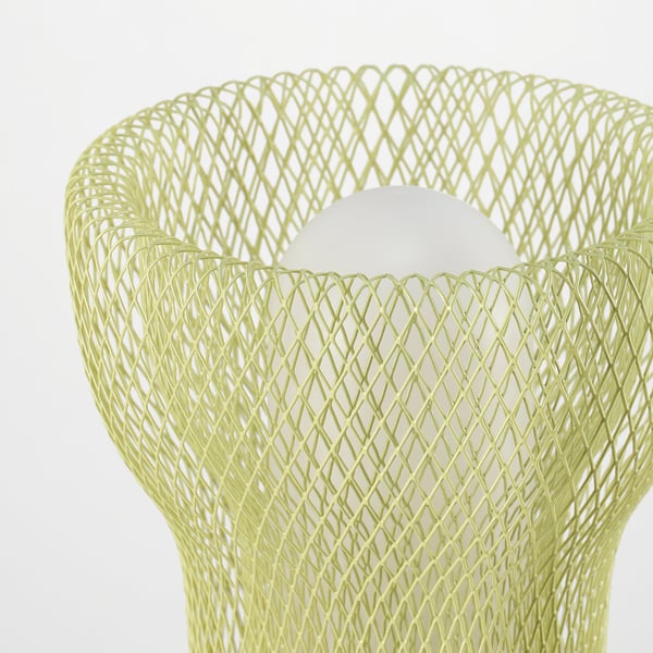 Moderní stolní lampa ze zeleného drátěného pletiva, vyzařující měkké světlo, ideální pro vnitřní/venkovní použití.