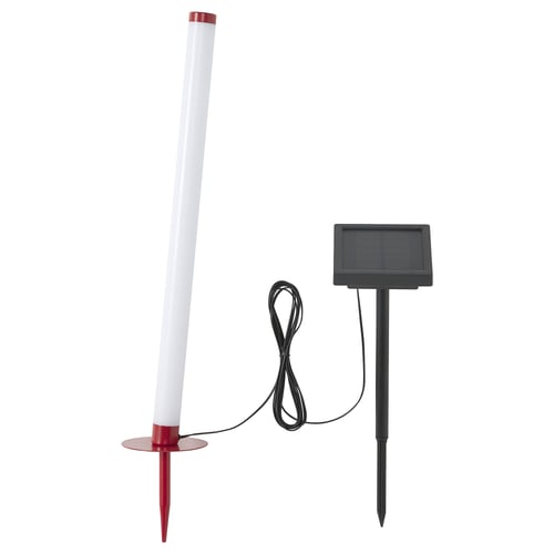 Solární lampa SOLVINDEN v červené a bílé barvě. Vysoký, válcový design se solárním panelem na kůlu.