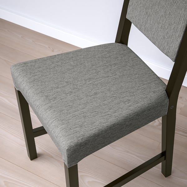 Detail sedáku a opěradla moderních židlí, čalouněných šedou látkou. Kovový rám je elegantní a robustní, což zajišťuje pohodlí a odolnost.