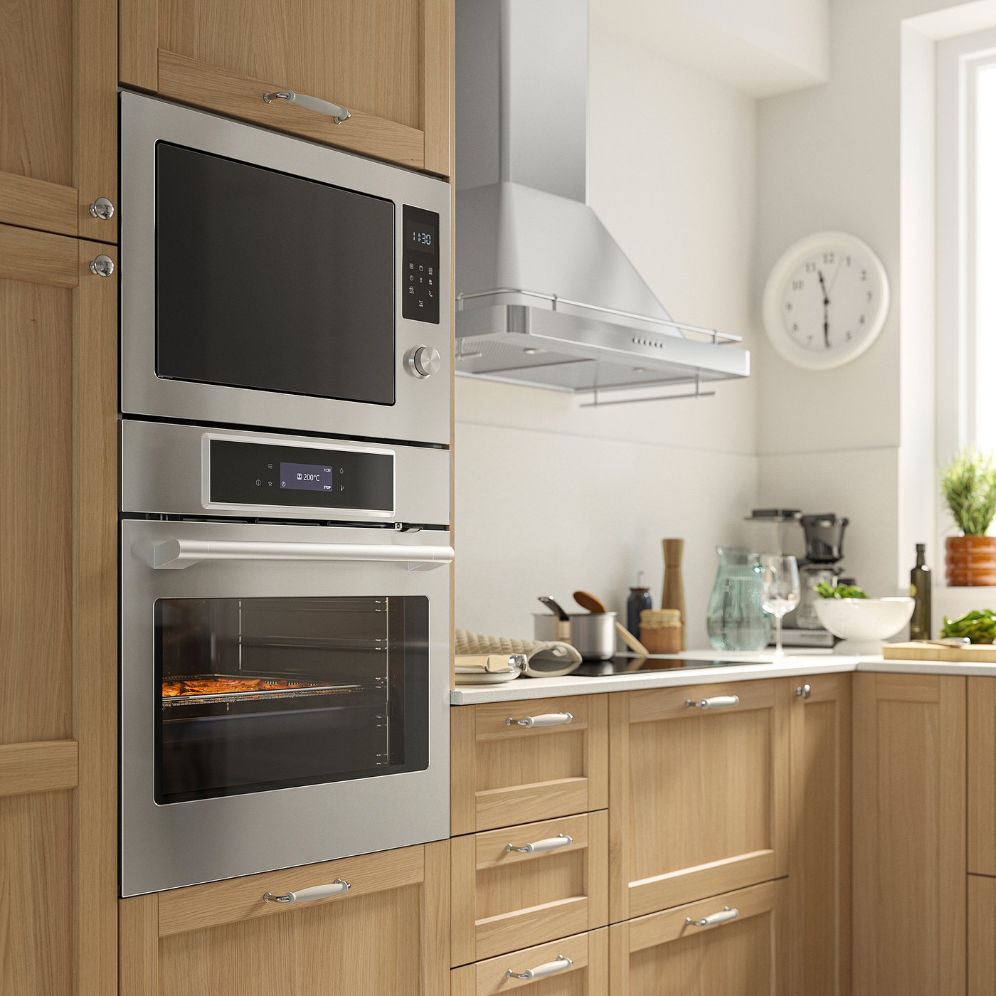 Moderní kuchyně s nerezovou dvojitou troubou a mikrovlnkou z IKEA. Elegantní, funkční design s digitálním ovládáním a možností fritování vzduchem.