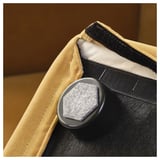 Detailní záběr na vysoce kvalitní popruh na pohovku z odolného materiálu s detailním prošíváním.