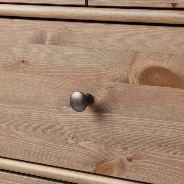 Detailní pohled na dřevěnou zásuvku s knoflíky, která ukazuje vysoce kvalitní řemeslné zpracování a povrchovou úpravu.