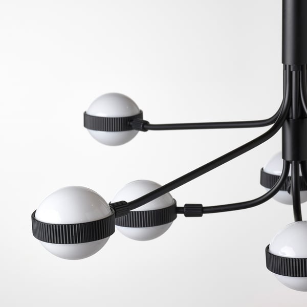 Moderní lustr s 8 sférickými světly na černých ramenech, elegantní design.