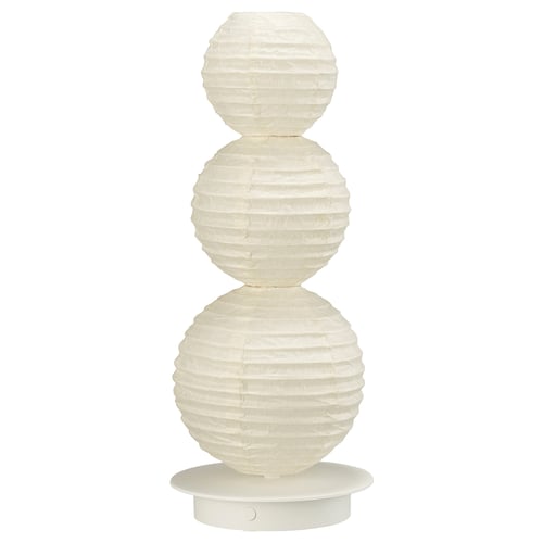 Lampa STRÅLA, bílá, vrstvený design, měkké tvary koulí, bateriový pohon, papírový materiál.