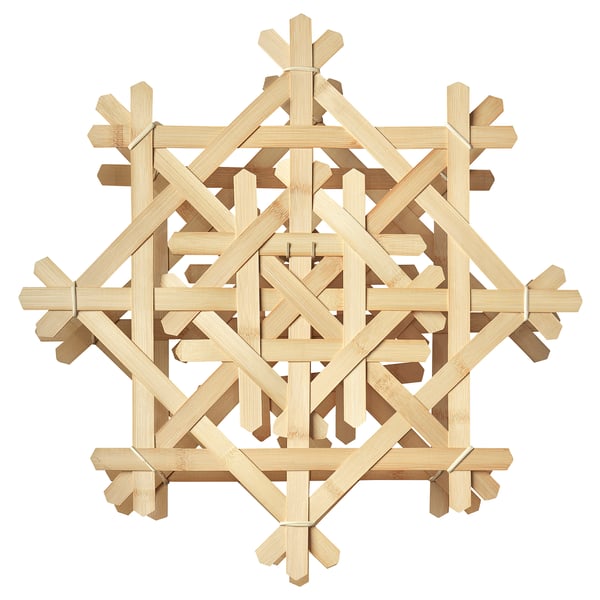 Bambusové závěsné svítidlo STRÅLA, přírodní barva, geometrický tvar, složitý design.