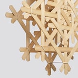 Kruh propletených bambusových tyčinek, vytvářející složitý dřevěný design.