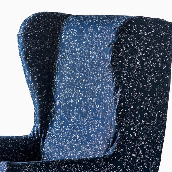 Tmavě modré křeslo se složitým květinovým vzorem, elegantním designem, vysokým opěradlem, detailním potahem.