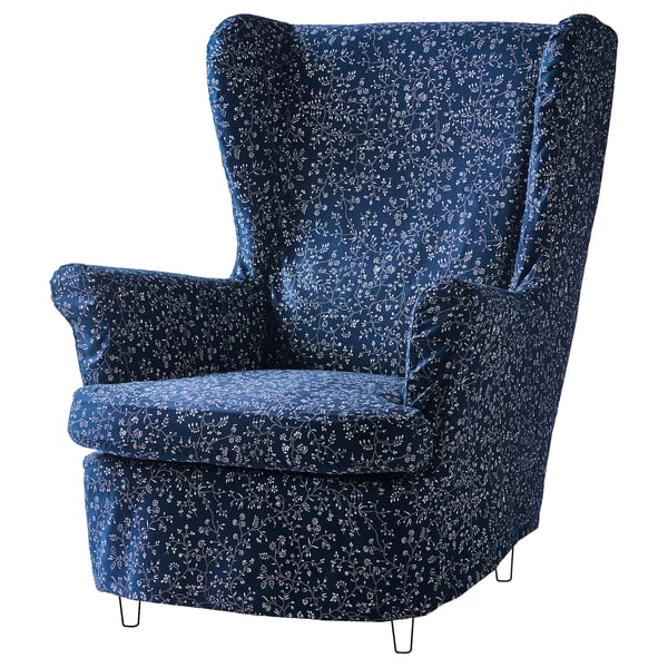 Modré křeslo ušák STRANDMON s květinovým vzorem a černými kovovými nohami. Design je elegantní a pohodlný.