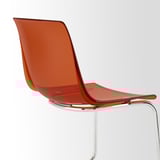 Průhledná oranžová židle s chromovaným kovovým rámem, která nabízí moderní a elegantní vzhled.